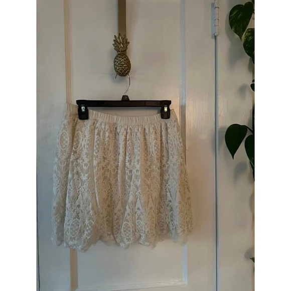 H&M Women’s size 8 Cream lace Skirt - Picture 1 of 5